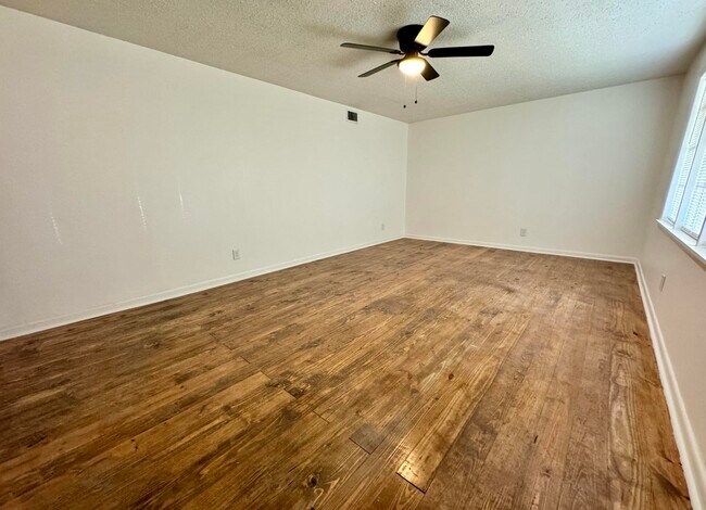 Living - 202 N Thomas St