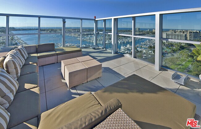 Building Photo - 13700 Marina Pointe Dr