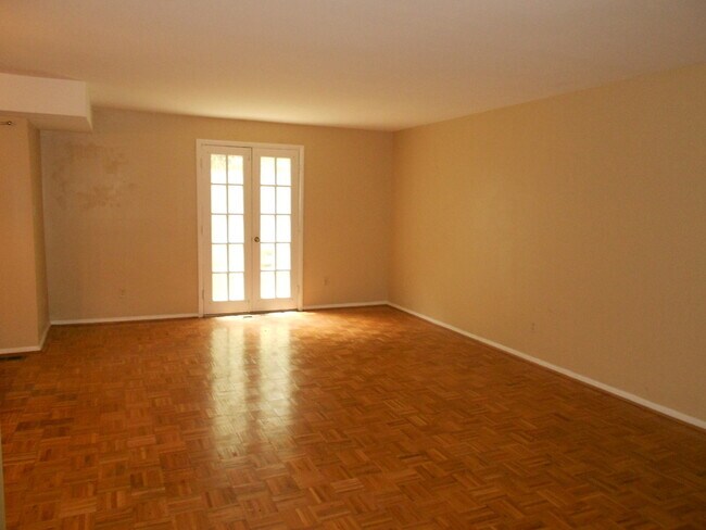 Building Photo - 325 Homeland Southway