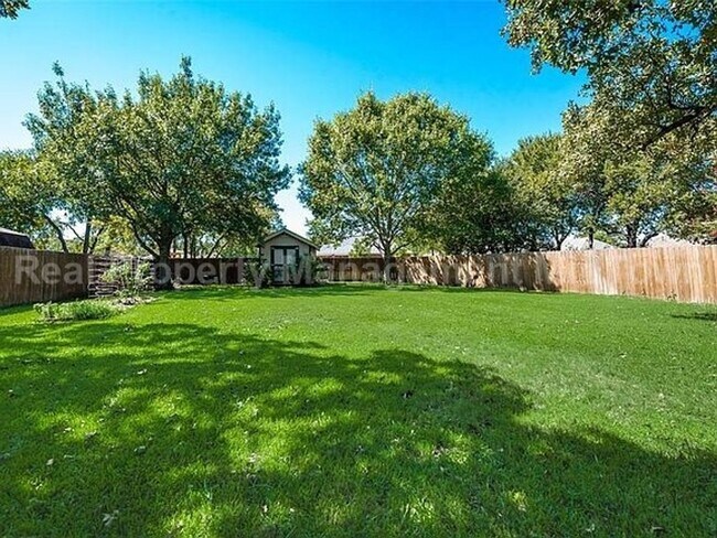Building Photo - Spacious, Freshly Updated Family Home in P...