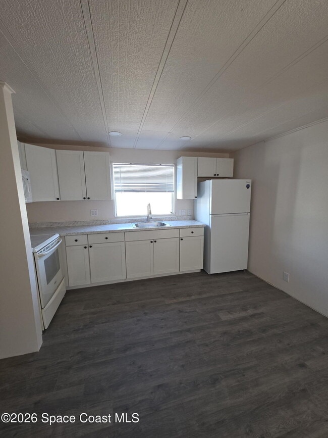 Building Photo - 2104 Mobiland Dr