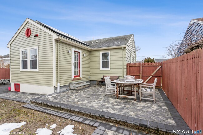 Building Photo - 680 Queen St