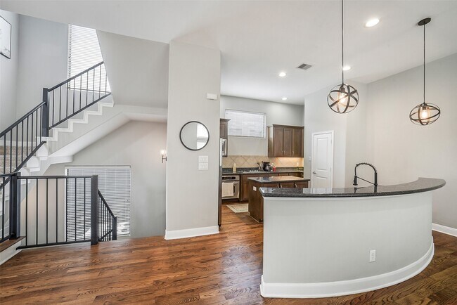 Building Photo - 904 Roy St