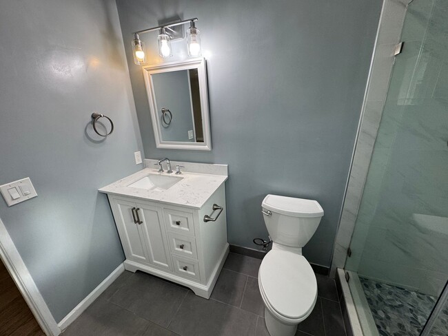 Building Photo - Beautiful 3 bedroom 2 bath Pool Home...  this one is a SHOW STOPPER