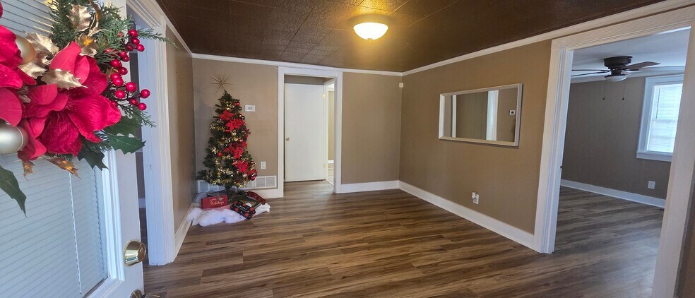 Great Room - 7043 S Goddard Rd