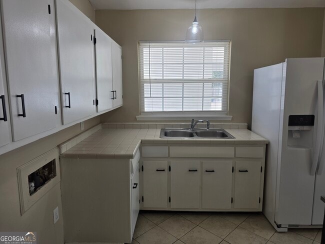 Building Photo - 407 W 9th St