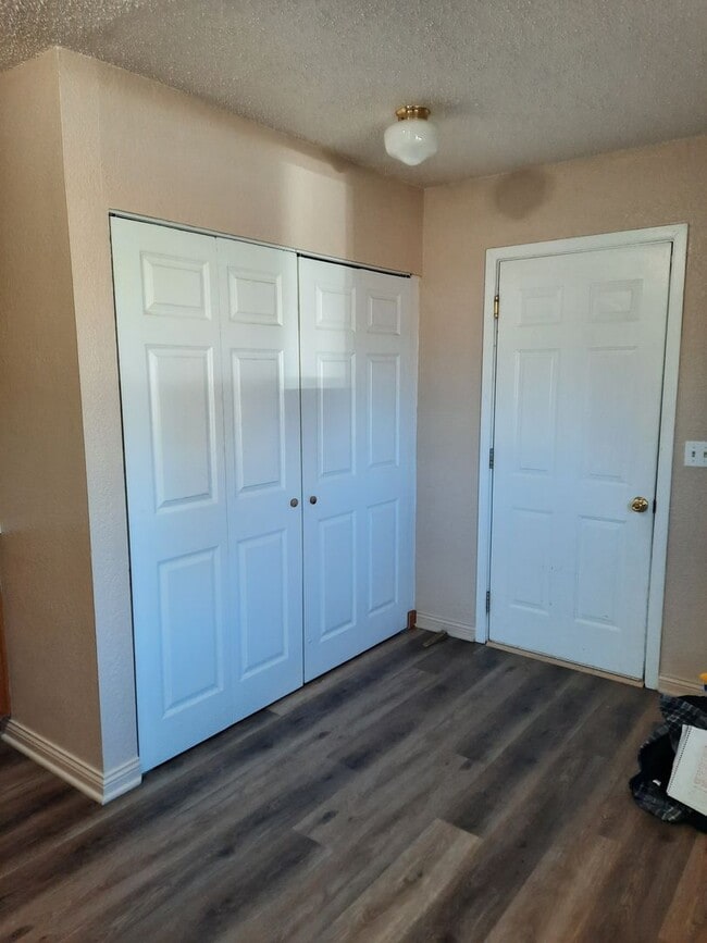 Building Photo - 3 BEDROOM | 2 BATH | HOUSE | SINGLE GARAGE...