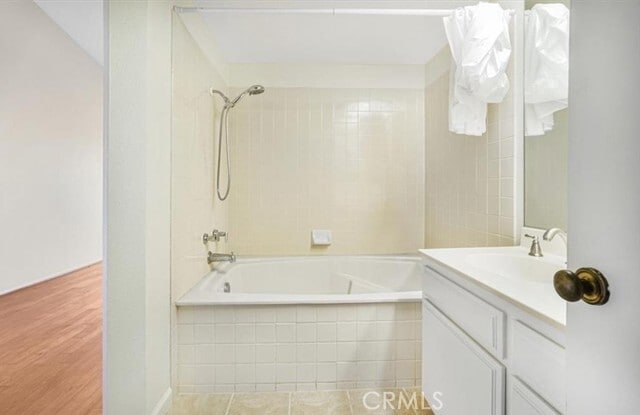 Building Photo - 6011 E Queens Dr