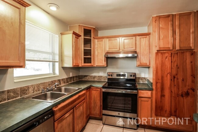 Building Photo - 3 BR/2BA | Newly Renovated Single Family Home |  Front and back yard| Double-long driveways!