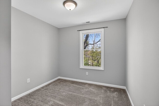 Building Photo - 135 Swallow Dr
