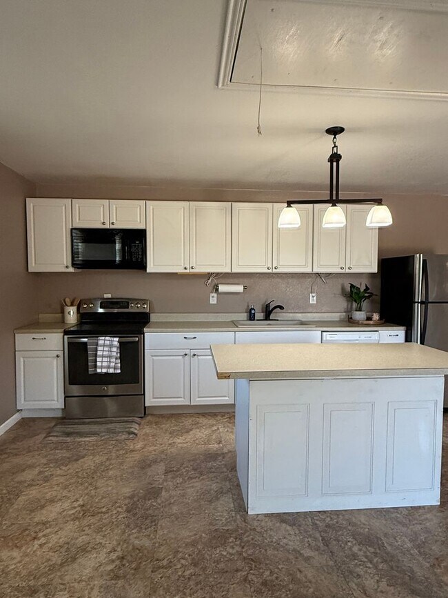 Building Photo - 2 bedroom home fully fenced on nearly an a...