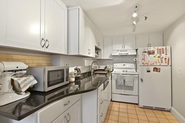 Primary Photo - 243 Beacon St