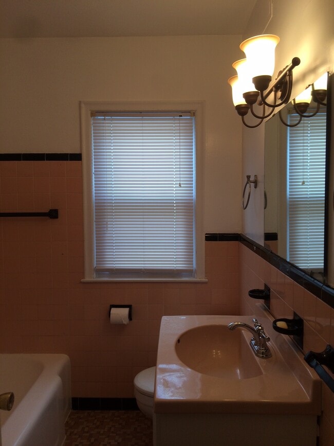 Bath w/ tub and shower - 3412 Humboldt Ave S