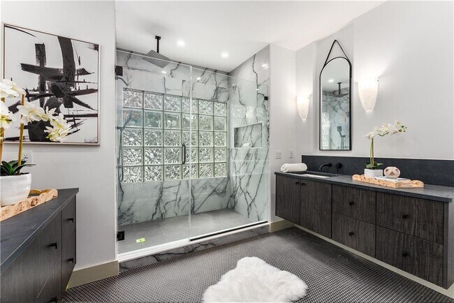 Building Photo - 335 Eureka Dr NE