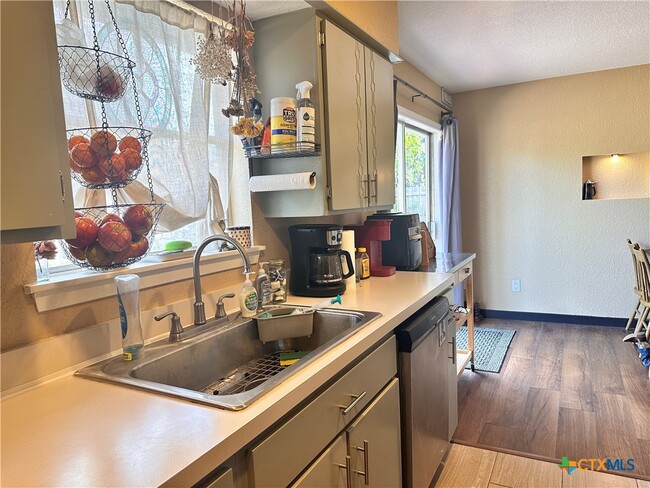 Building Photo - 421 Broadway St