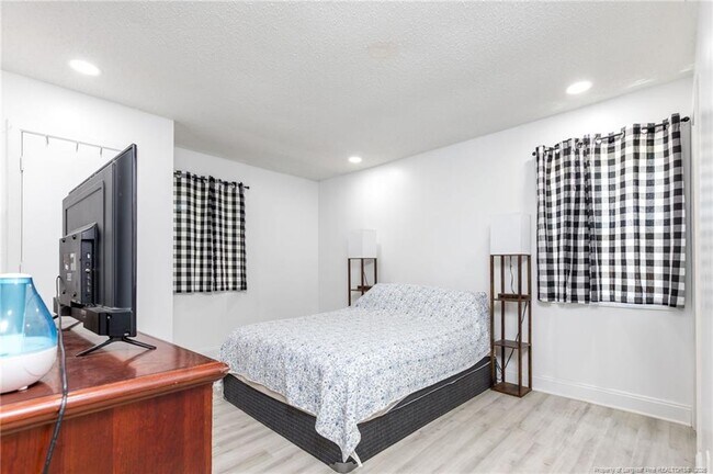 Building Photo - 3230 Periwinkle Dr