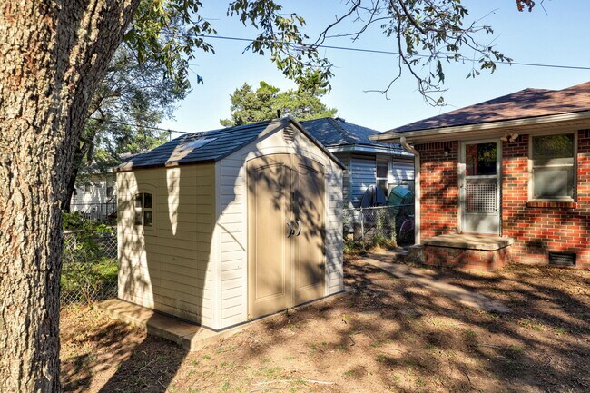 Building Photo - 806 Denison Dr