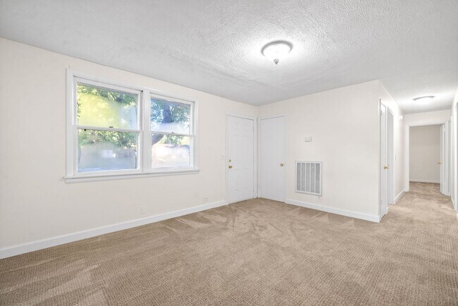 Building Photo - 1509 Nichols Dr