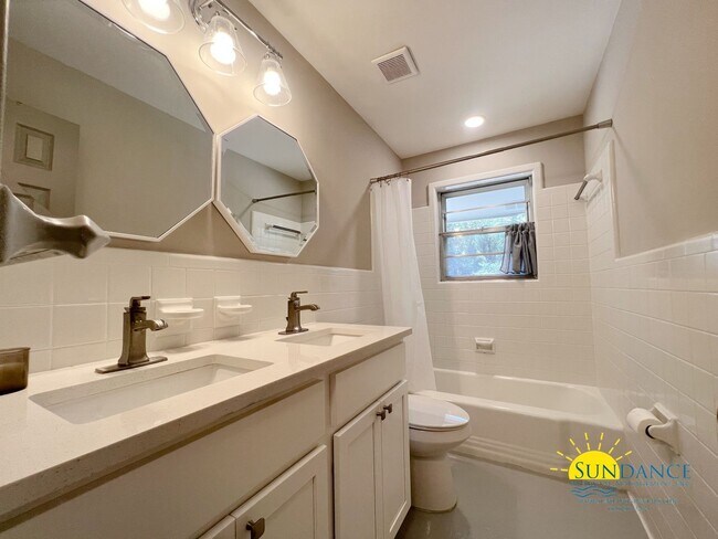 Building Photo - Centrally located and renovated Fort Walto...