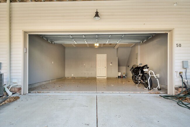 Building Photo - Spacious 3 Bedroom 3.5 Bathroom Townhome in Newport News