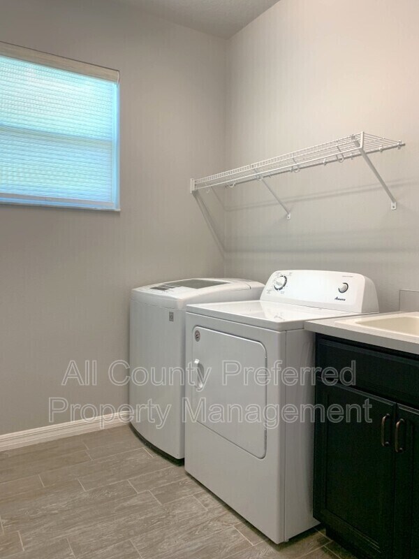 Building Photo - 2831 Casterton Dr