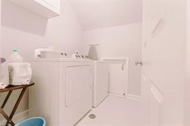 Building Photo - Gorgeous 4 bed, 3 bath in Great Bridge!