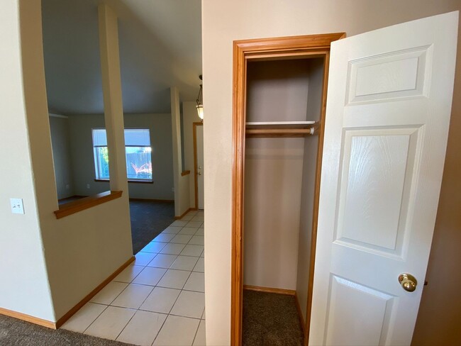Building Photo - Spacious 3 Bedroom with Office - Fenced Lawn with Lawn Care Provided!