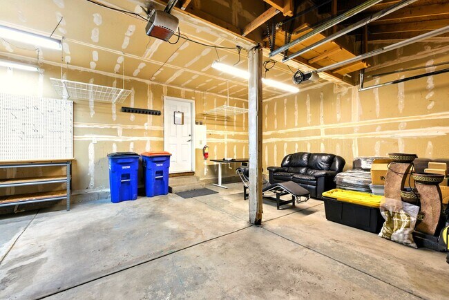 Building Photo - Gorgeous 3 Bed 2.5 Bath Townhome in Little...