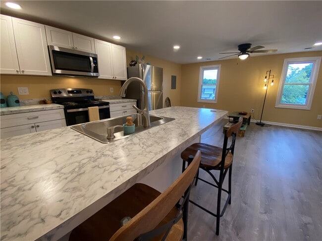 Building Photo - 233 W Commercial St