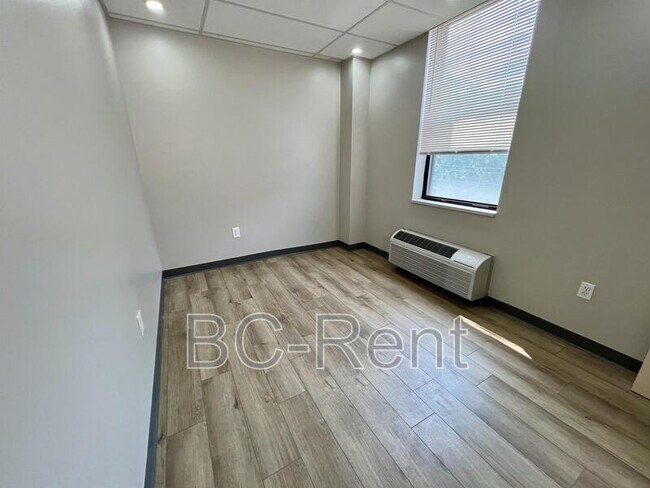 Building Photo - 622 17th St