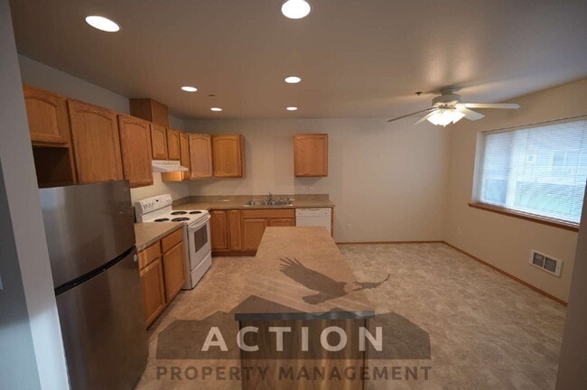 Building Photo - 2 bed 1 bath, top floor apartment in Port Angeles, close to Peninsula College and the Olympic Nat...