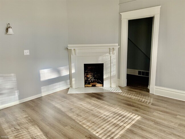 Building Photo - 2 br, 1 bath Duplex - 2530 West Gardner Av...