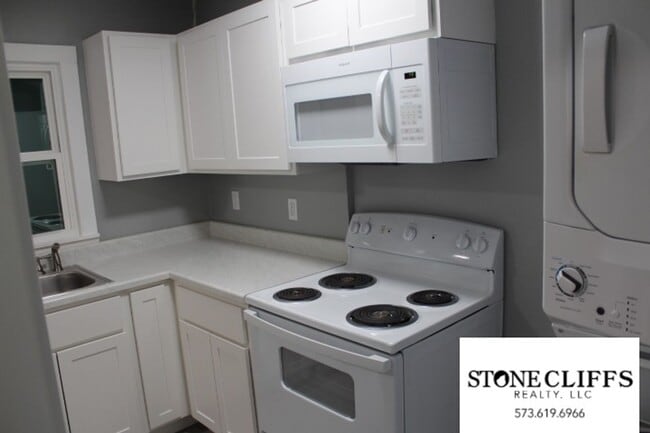 Building Photo - 708 Houchin St