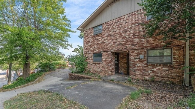 Building Photo - 476 N Oliver Ave