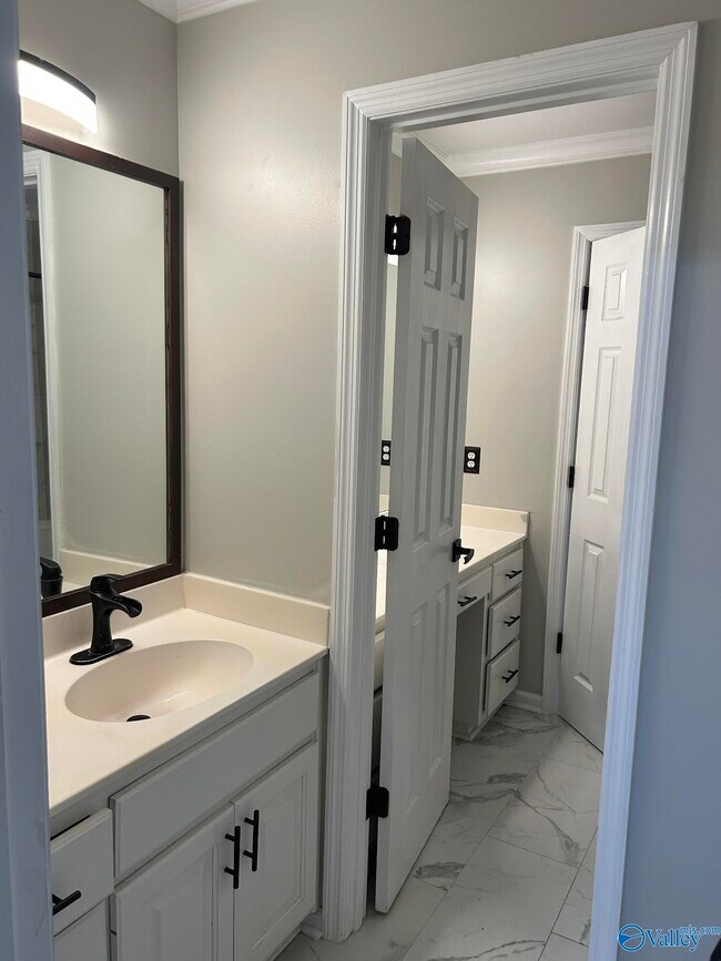 Building Photo - 2012 Fairway Hills Dr