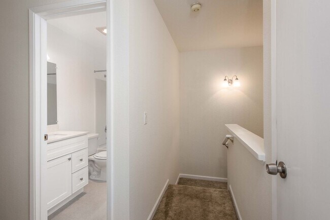 Building Photo - Westland Estates 2 Bedroom 2.5 Bathroom Condo