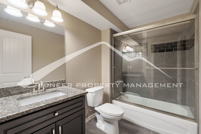 Building Photo - Stylish Townhouse 2bed / 2bath, 2 car garage and AC in Gated Community Near Powers Corridor