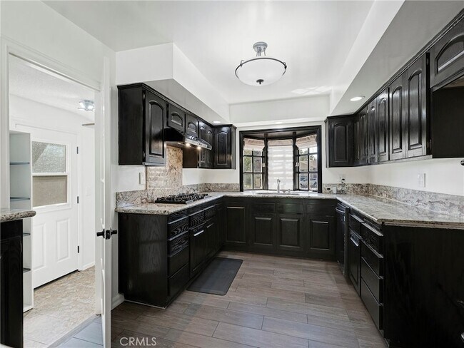 Building Photo - 10918 Reseda Blvd