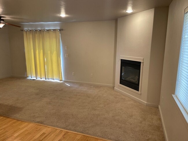Building Photo - Great Townhouse with a nice yard!
