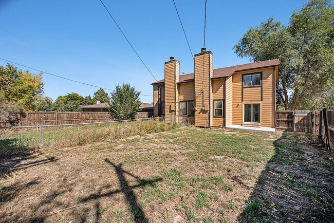 Building Photo - Updated 4 Bed, 2.5 Bath Duplex in Lakewood...