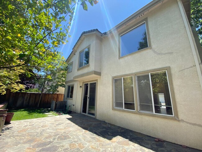 Building Photo - Open Single-Family 3Bed/2.5BA Home Mere Mi...