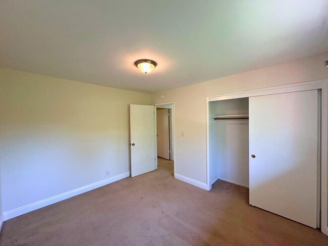 Building Photo - 2047 Montecito Ave