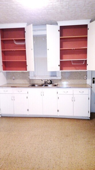Kitchen cabinets go to ceiling - 2504 Chili Ave