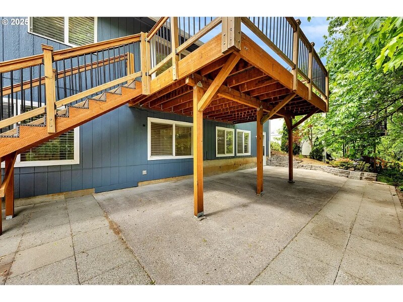 Building Photo - 1320 NW Maple Ln