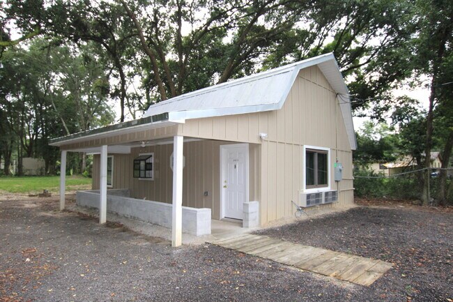 Primary Photo - 2BR Home Near UWF, Davis Hwy & 9 Mile Rd –...