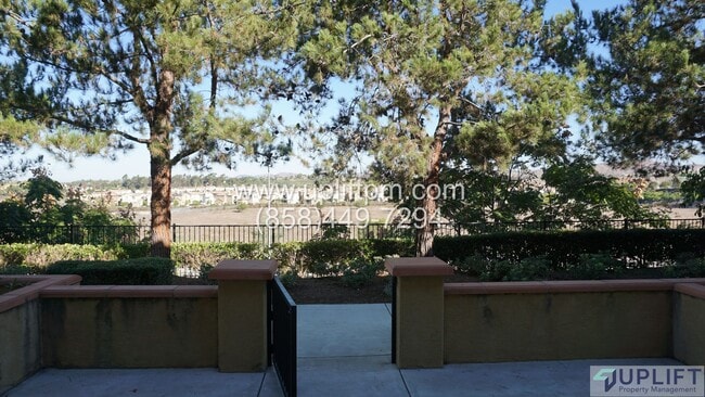 Building Photo - 2 Bed, 3 Bath Townhome Near Parks, Shoppin...