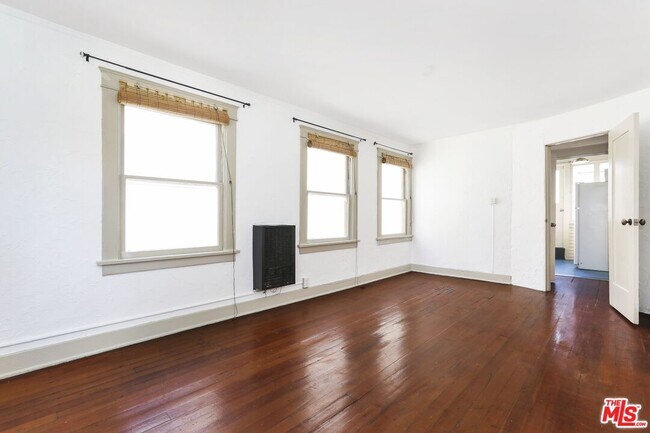 Building Photo - 1159 N Fuller Ave
