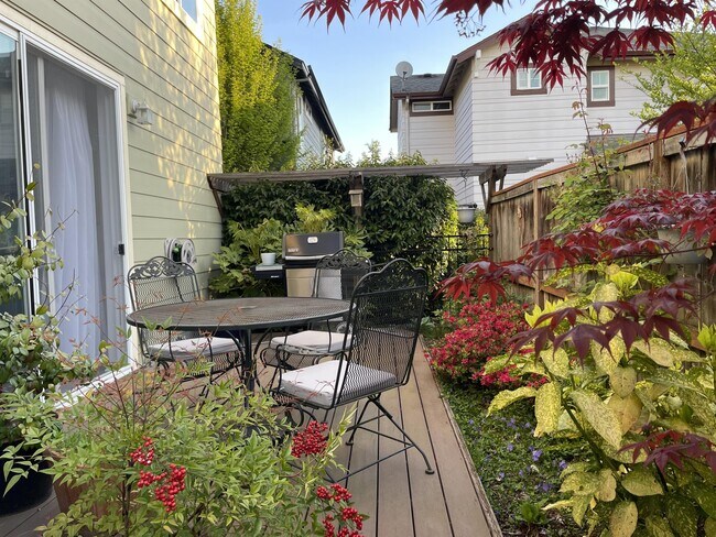 Building Photo - 1635 Hamlet Ln