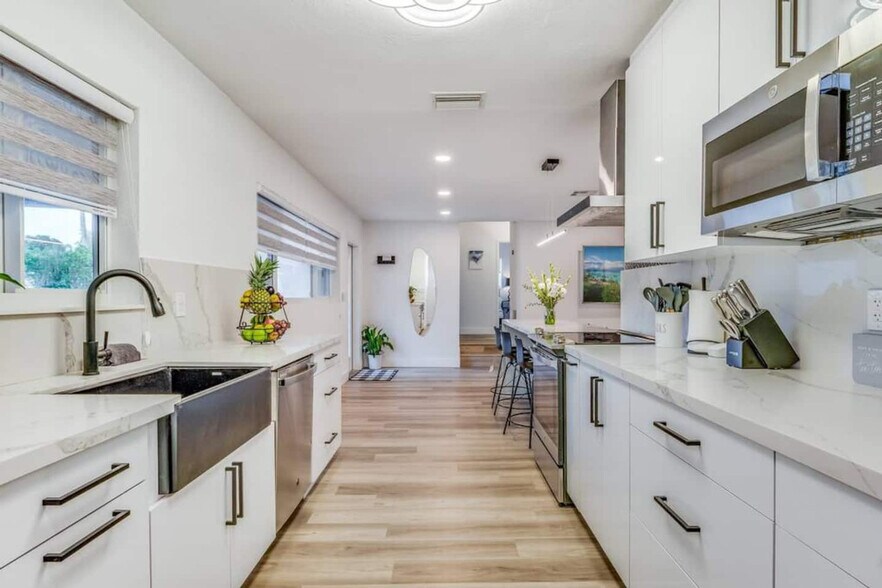 Building Photo - 834 SW 14th Ct