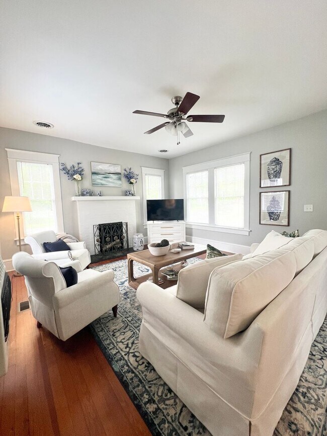 Building Photo - Beautiful 2 Bedroom home one block from ECU!